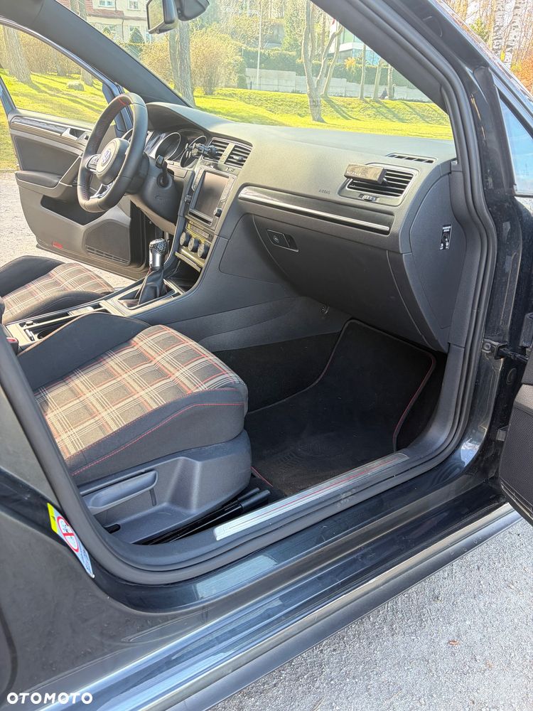 Volkswagen Golf - 24