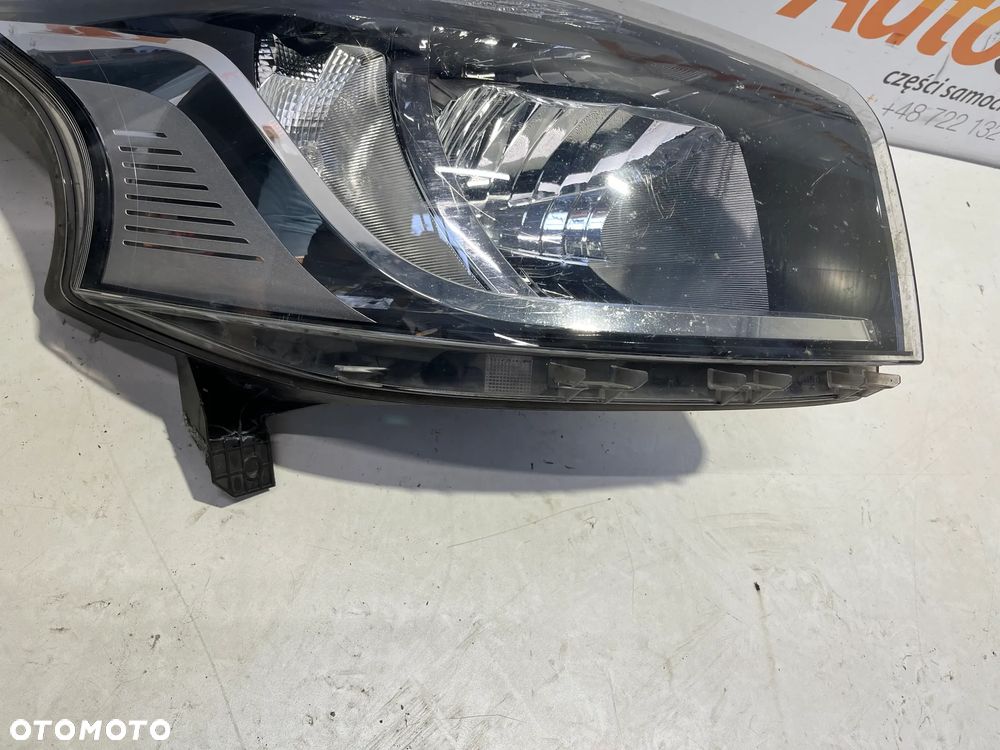 Lampa RENAULT TRAFFIC prawa przód 1EE011410-46 - 2