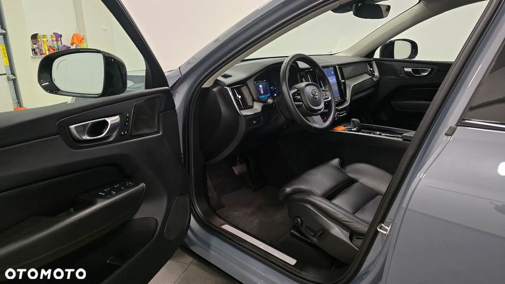 Volvo XC 60 B4 D Plus Dark - 5