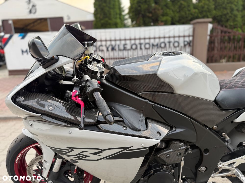 Yamaha R1 - 24