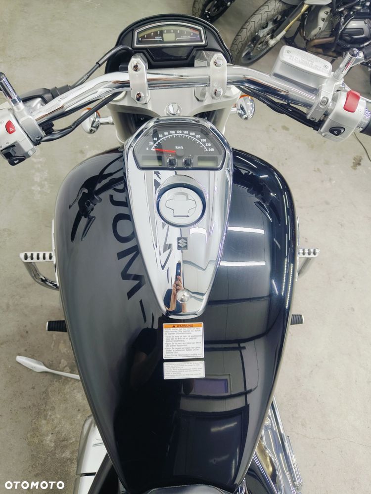 Suzuki Intruder - 13