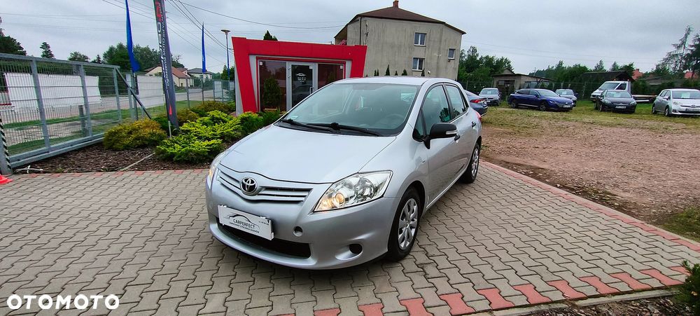 Toyota Auris 1.4 D-4D Terra - 1