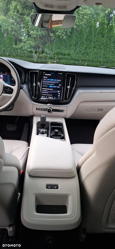 Volvo XC 60 T8 Plug-In Hybrid AWD Ultra Dark - 34