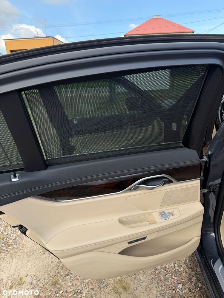 BMW Seria 7 750i xDrive - 24