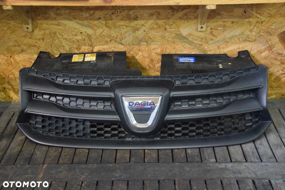 Dacia Sandero II Logan II 12- Grill atrapa chłodnicy logo znaczek ORYGINAŁ 623107634R - 1