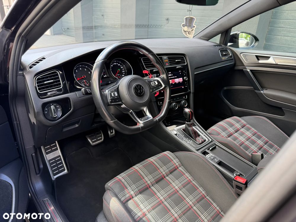 Volkswagen Golf - 34
