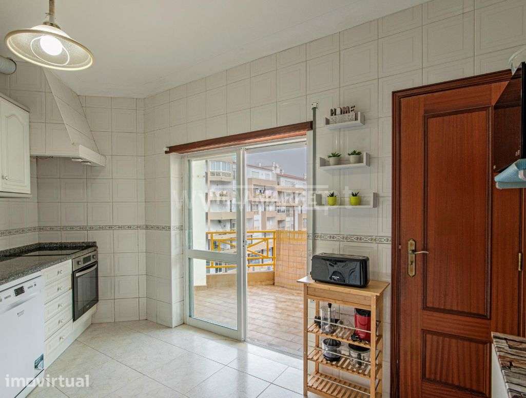 Luminoso Apartamento T2 com 2 casas de banho e ampla varanda situado n - Grande imagem: 2/5