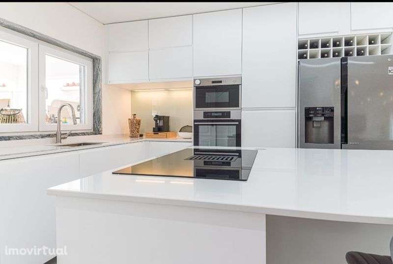 Minimalista e luminosa, é uma moradia familiar terreno de 515m2

Lo - Grande imagem: 4/12