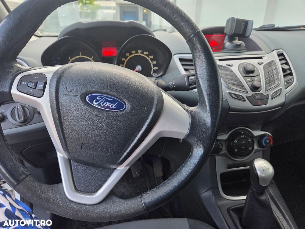Ford Fiesta 1.6 TDCI DPF Ghia - 14