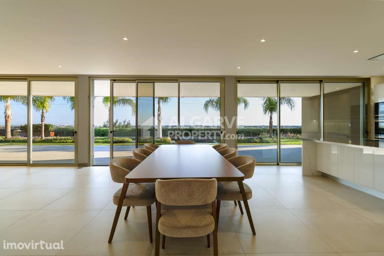 Moradia Térrea T4 no Algarve com Piscina, Vista Panorâmica e Elevada E - Grande imagem: 2/24