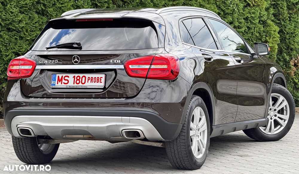 Mercedes-Benz GLA 220 d 7G-DCT - 4