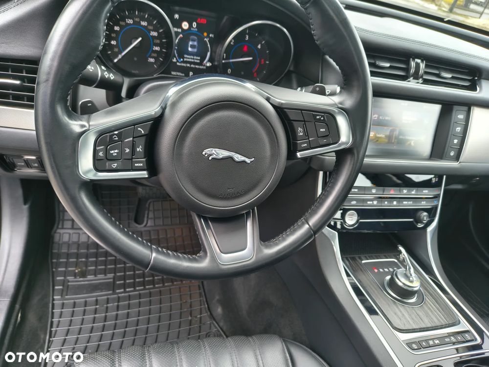 Jaguar XF 25d AWD Portfolio - 13