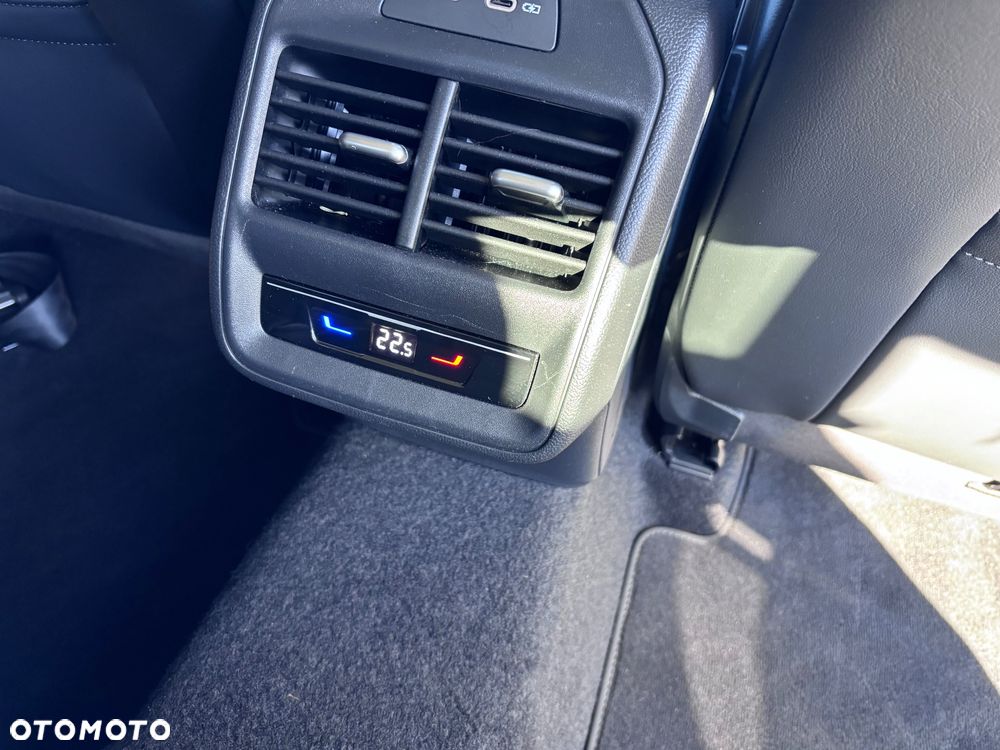 Volkswagen Passat Variant 2.0 TDI SCR 4Motion DSG Elegance - 17