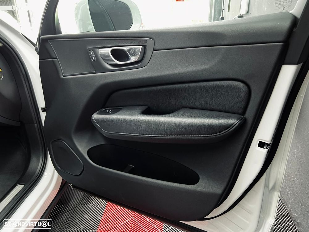 Volvo XC 60 2.0 T8 PHEV Momentum Plus AWD - 40