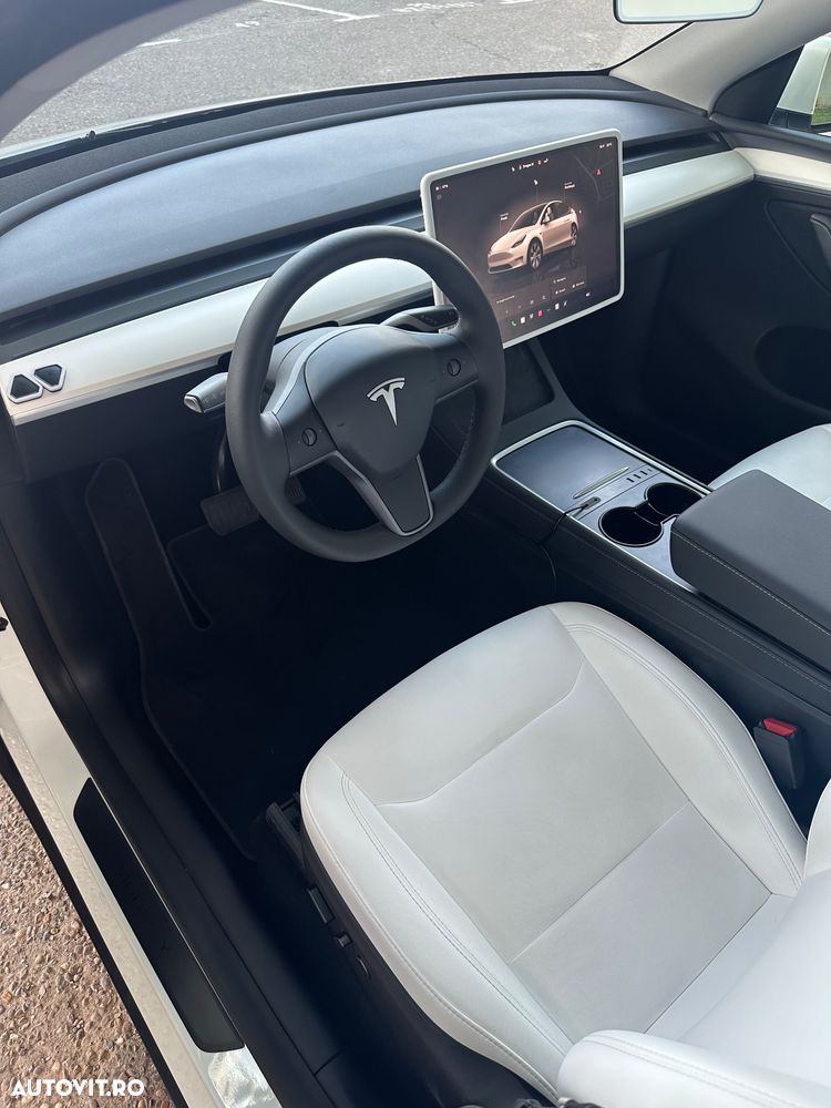 Tesla Model Y AWD Performance - 8