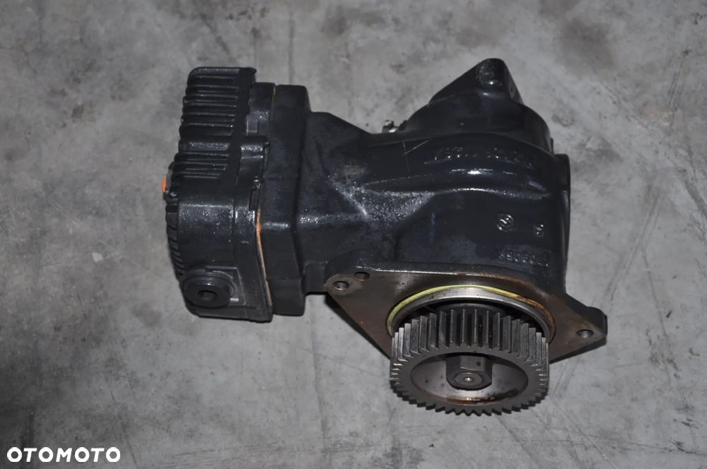 SPREZARKA KOMPRESOR POWIETRZA DEUTZ FAHR 6.1L6 - 2