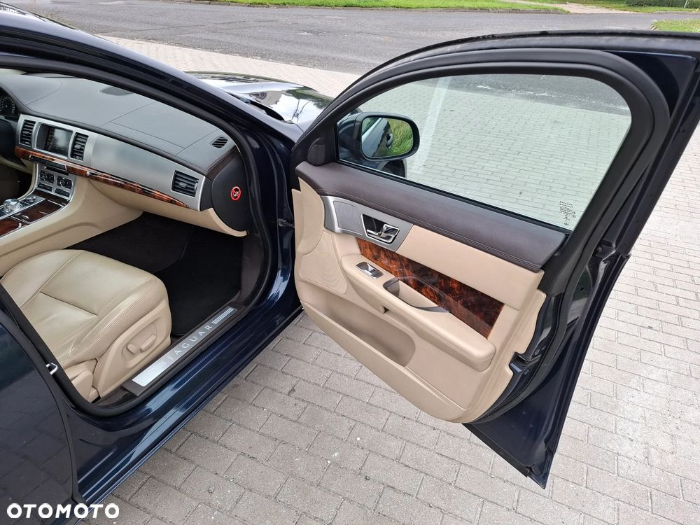 Jaguar XF 3.0 V6 D Luxury - 26