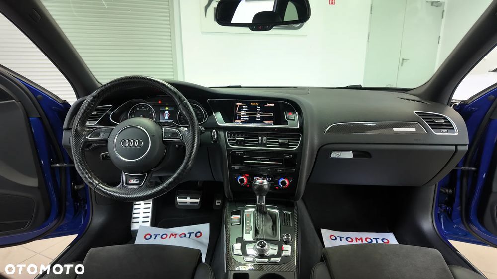 Audi RS4 Avant Standard - 32