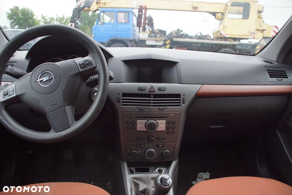 Auto na części - Opel Astra H III 1.7 CDTI 101 KM Z17DTH F23 Z155 2004R Silnik Skrzynia Drzwi Maska Błotnik Zderzak Klapa Lampa Lusterko Klamka Szyba Deska Kokpit Sterownik Moduł Czujnik Licznik Wyświetlacz Panel Kierownica - 17