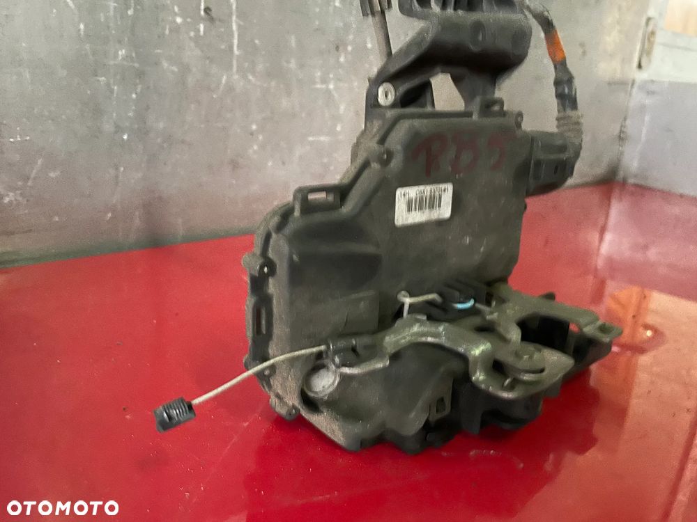 ZAMEK DRZWI PRAWY PRZÓD EU VW PASSAT B5 - 4