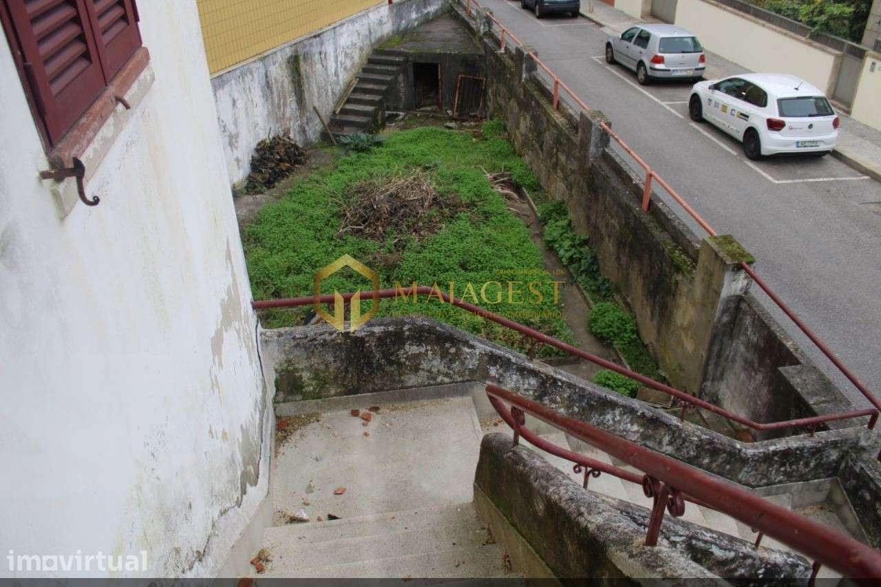 Moradia T6 com garagem e jardim para recuperar em Mafamude - Grande imagem: 2/20