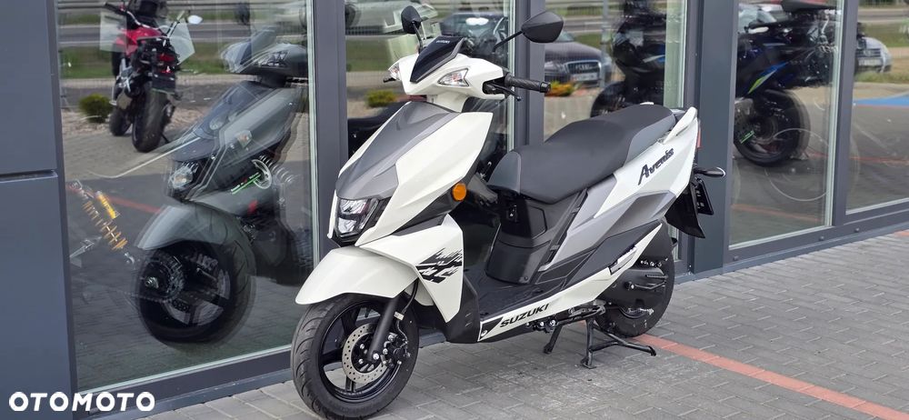 Suzuki Avenis - 26