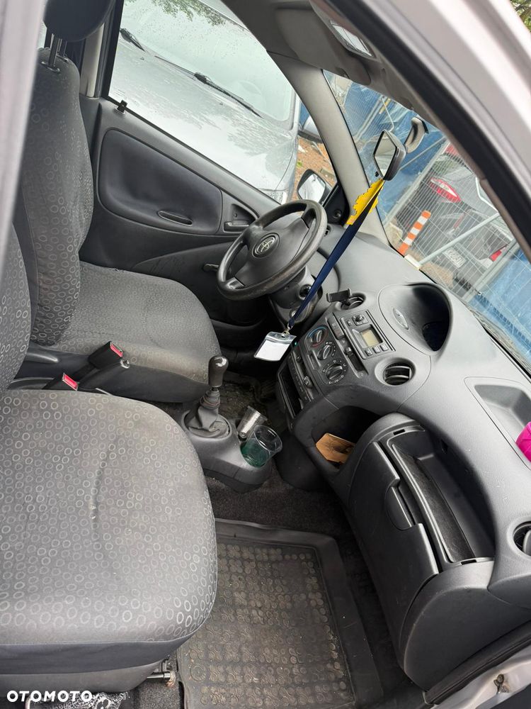 Toyota Yaris - 4