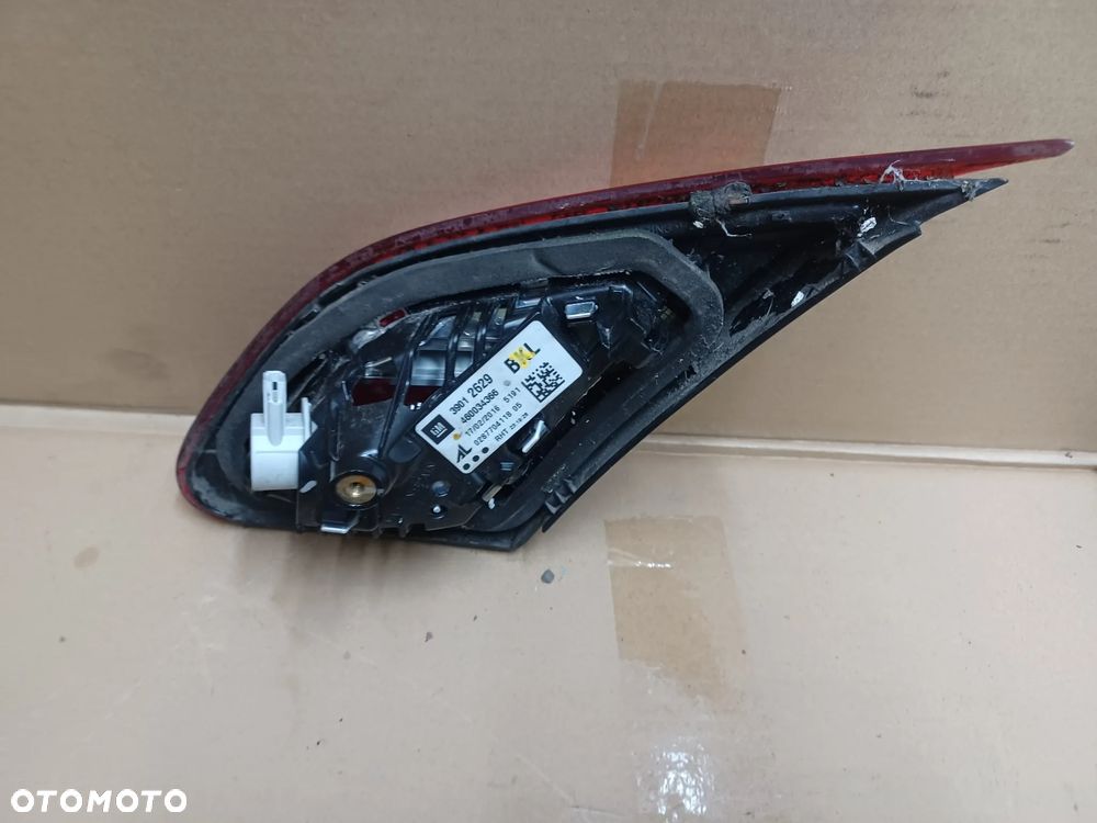 LAMPA TYLNA W KLAPE CORSA E 3D 39012629 - 3
