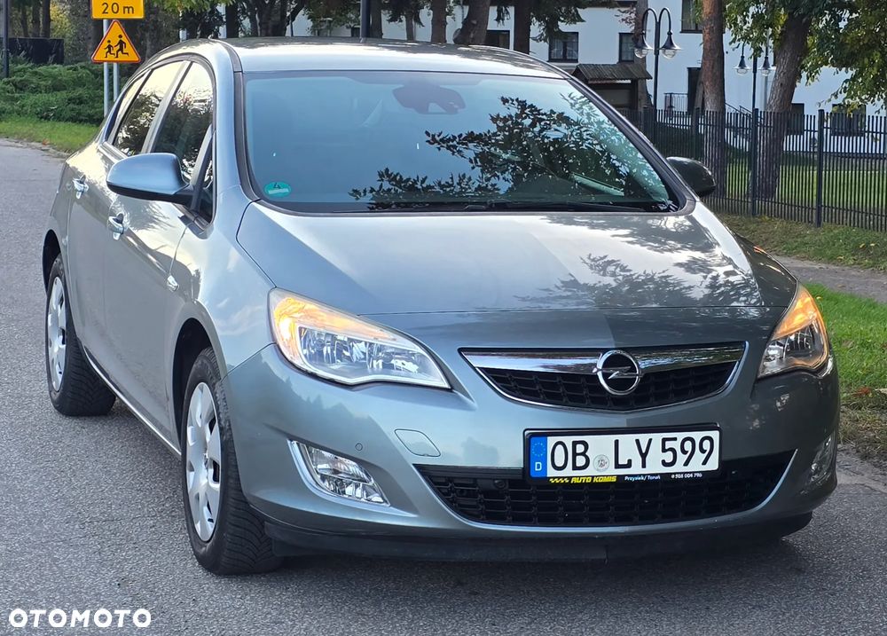 Opel Astra 2011 photo 2