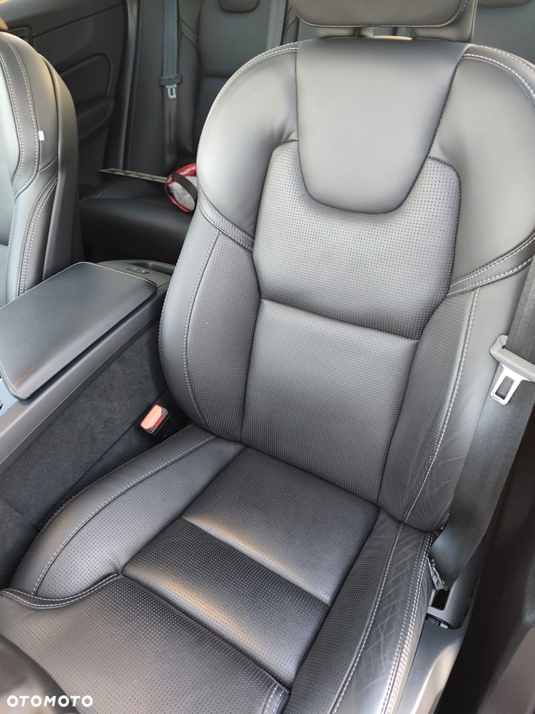 Volvo XC 60 T6 Plug-In Hybrid AWD Ultra Dark - 6