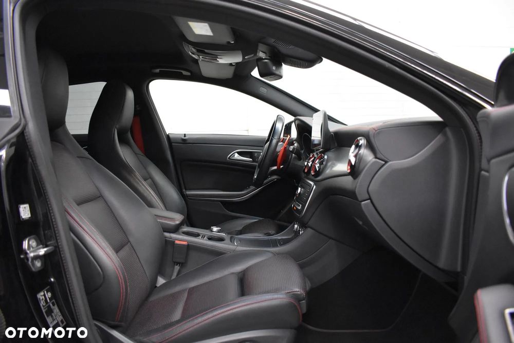 Mercedes-Benz CLA 250 4Matic 7G-DCT Sport - 25