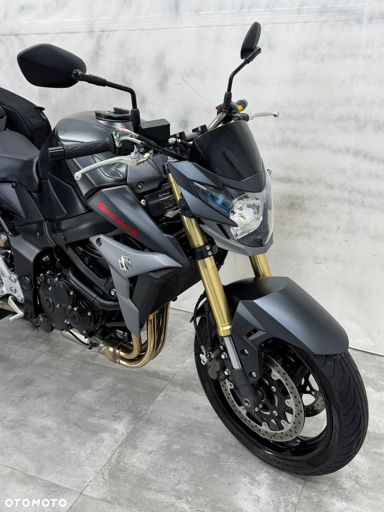 Suzuki GSR - 8
