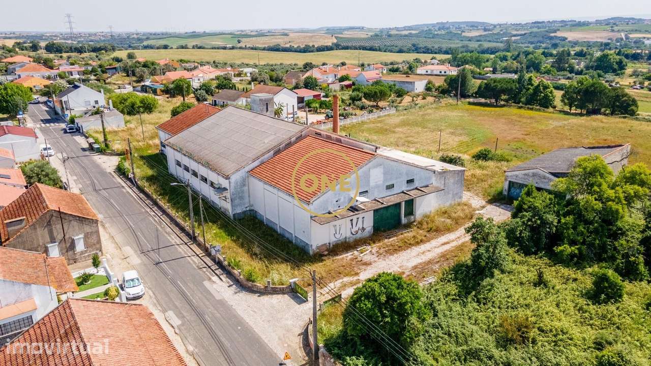 Armazém com terreno de mais de 7.000 m2 em Alcanhões, Santarém - Grande imagem: 2/35
