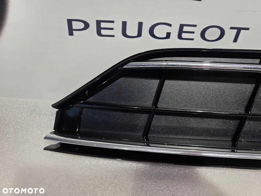 AUDI A8 4H0 D4 LIFT 13- LEWA / PRAWA KRATKA BOCZNA ZDERZAKA PRZEDNIEGO PRZÓD NR 4H0807680P / 4H0807680Q + 4K0807152B , 4H0807679P / 4H0807679Q + 4H0807151B NR AUKCJI KB91 - 11