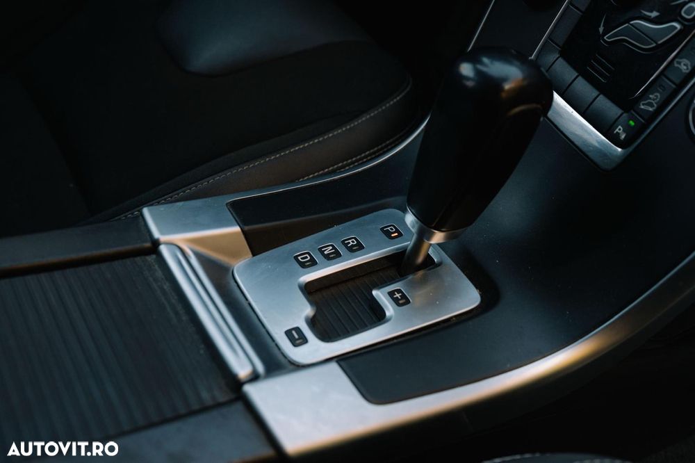 Volvo XC 60 2.4D AWD Momentum - 9