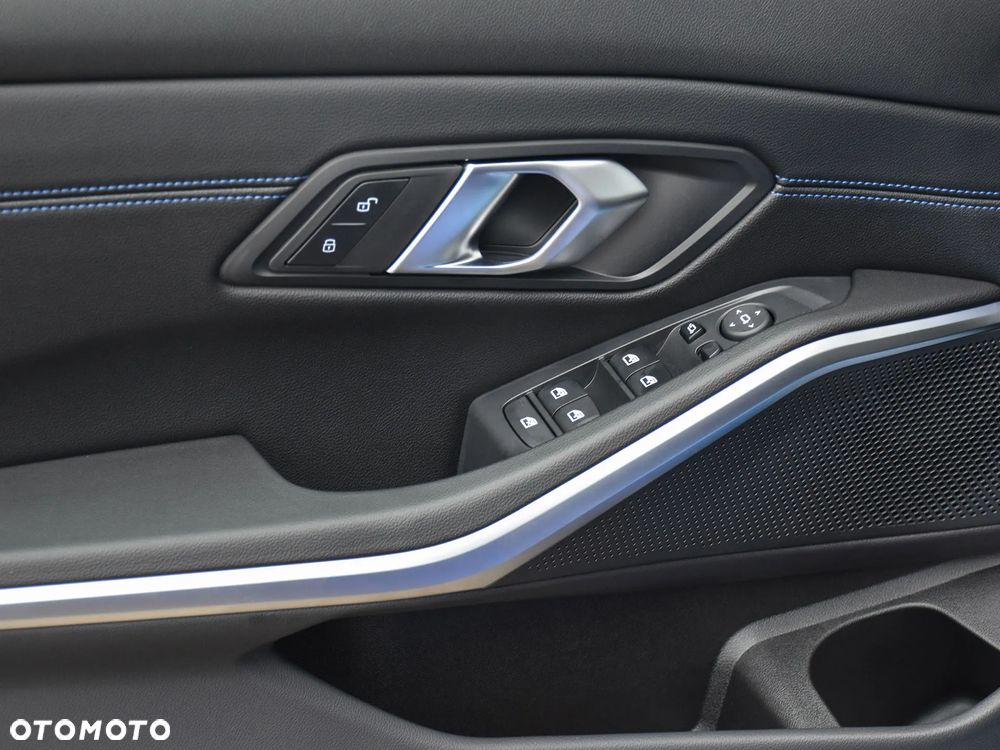 BMW Seria 3 320i xDrive - 19