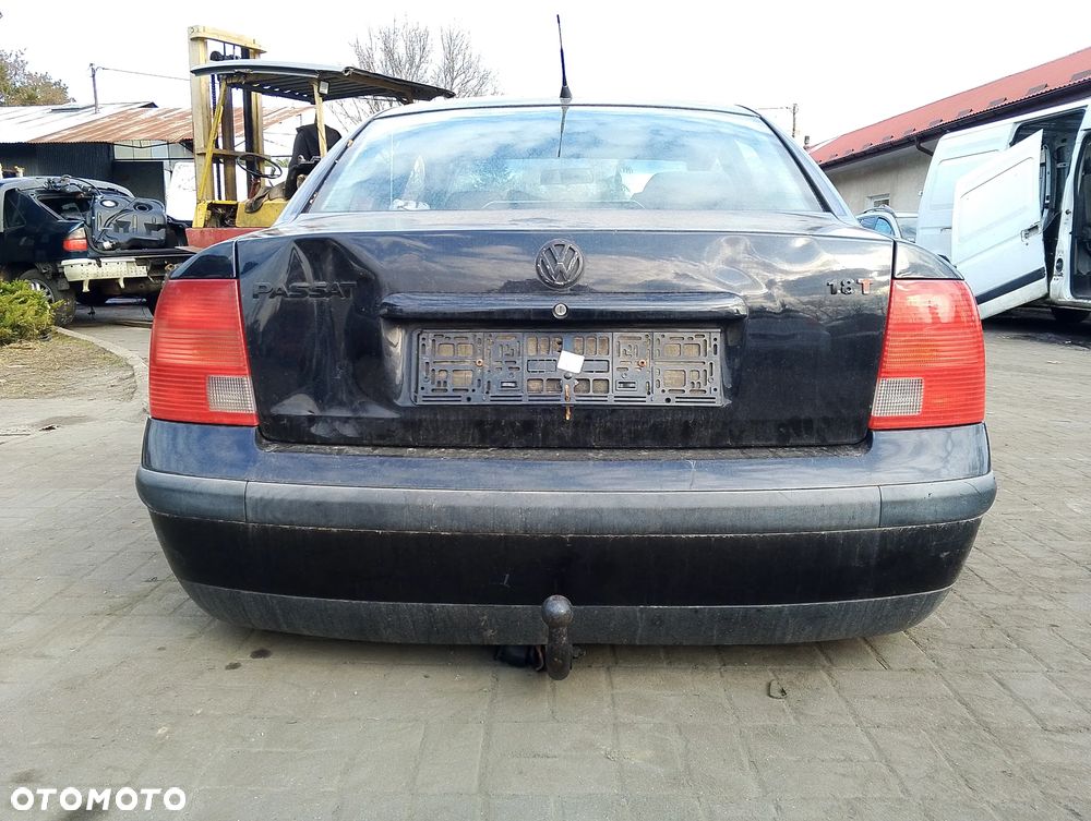 Volkswagen Passat B5 Przed Lift (97-00r.) 1.8 TB 149KM. Silnik APU / AEB / ANB / ATW / AUG Skrzynia EHV / DVX / DHW / EEN / DHF / DHY / DVZ lakier LC9Z/Z4. Cały na części. GWARANCJA !!! Przód Tył Zestaw Komplet Drzwi Klapa Zderzak Błotnik Maska Grill Atrapa Szyba Pas Lampa Lusterko Boczki Fotel Kanapa Kokpit Deska Rozdzielcza Przełącznik Włącznik Sterownik Przewody Wiązka Instalacja Moduł Komputer Czujnik Listwa Pompa Alternator Wtryski Głowica Rozrusznik Kompresor Sprzęgło Dwumas Silnik Skrzynia ABS Klimatyzacji Paliwa Wspomagania Kolektor Turbina Przepustnica Zawór Chłodnica Koło Hak Belka Sanki Zawieszenie Mcpherson Półoś Amortyzator Wydech Tłumik Zacisk Most - 4