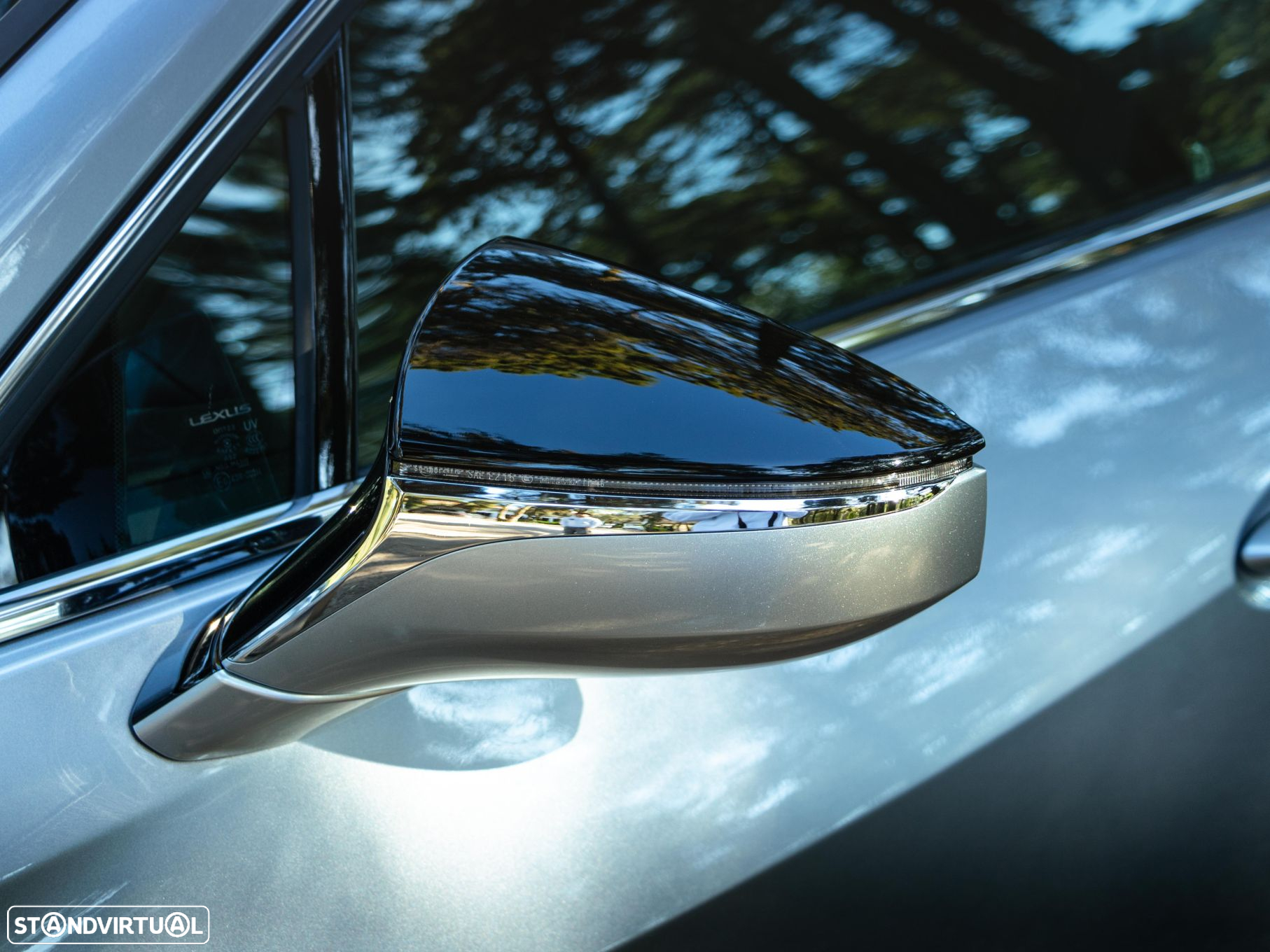 Lexus ux-250h Sport - 37