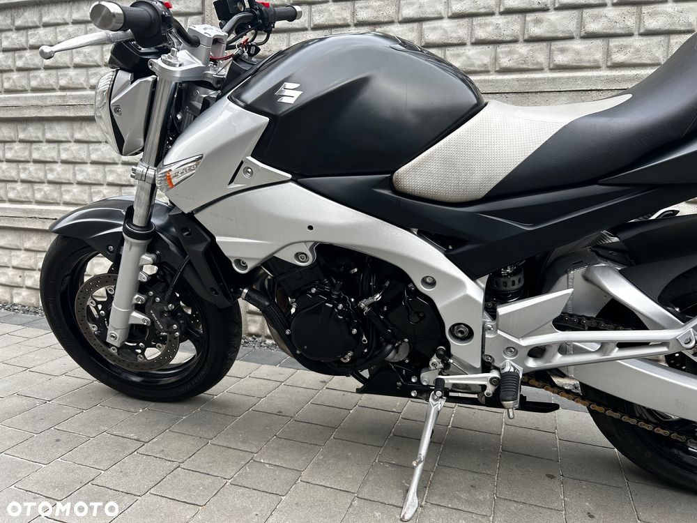 Suzuki GSR - 17
