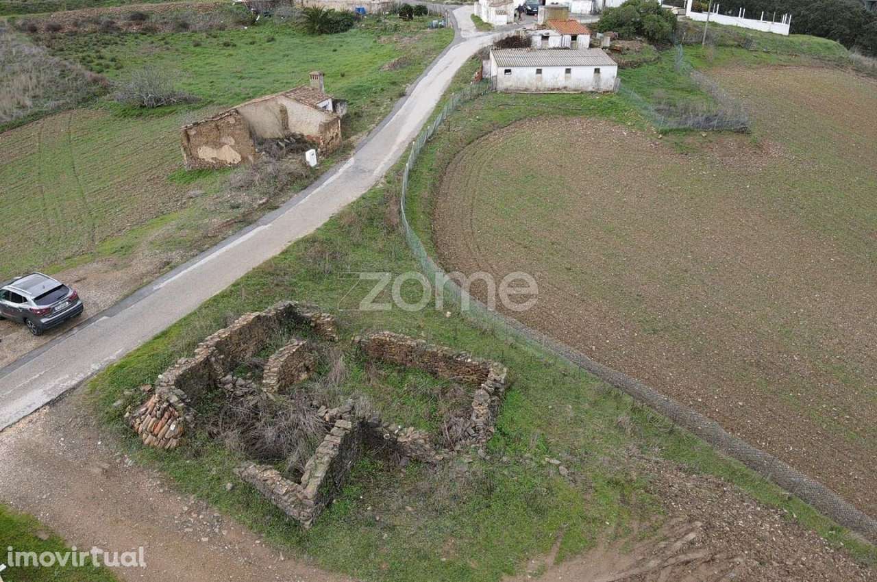 Moradia isolada com 73 m² para recuperar, inserida em lote de 6.640... - Grande imagem: 3/19