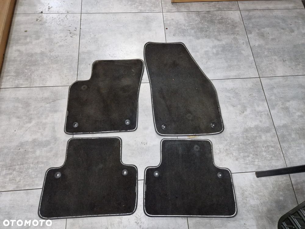 DYWANIKI MATERIAŁOWE VOLVO V50 S40 CZARNE R-Designe - 1