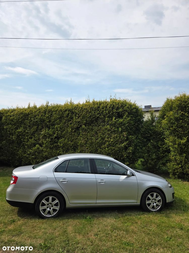 Volkswagen Jetta 2.0 TDI Comfortline - 4