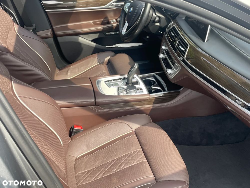 BMW Seria 7 740Le iPerformance - 24