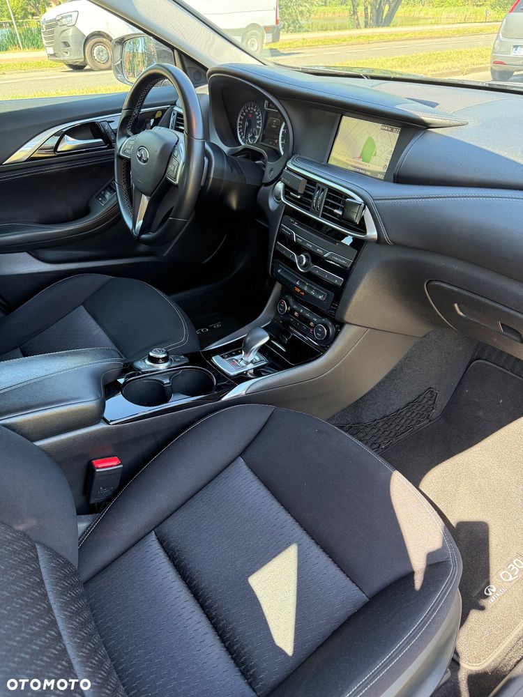 Infiniti Q30 1.6t Premium Tech 7DCT - 30