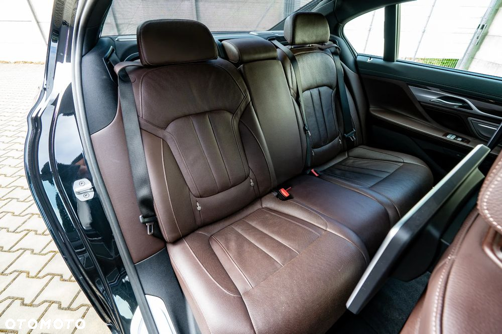 BMW Seria 7 750Li xDrive - 13