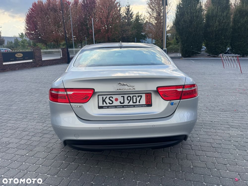 Jaguar XE 20d Portfolio - 10