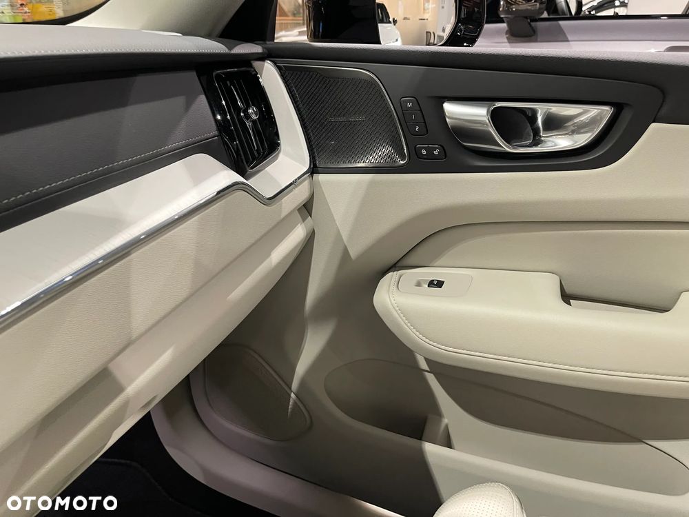 Volvo XC 60 T6 Plug-In Hybrid AWD Ultra Dark - 17