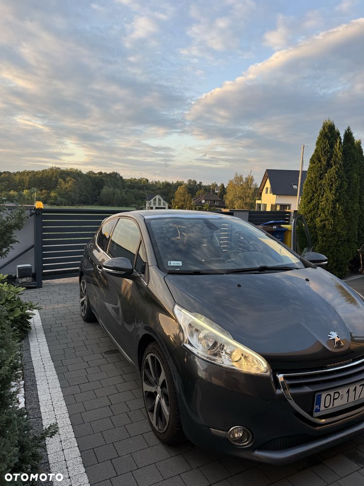 Peugeot 208 - 8