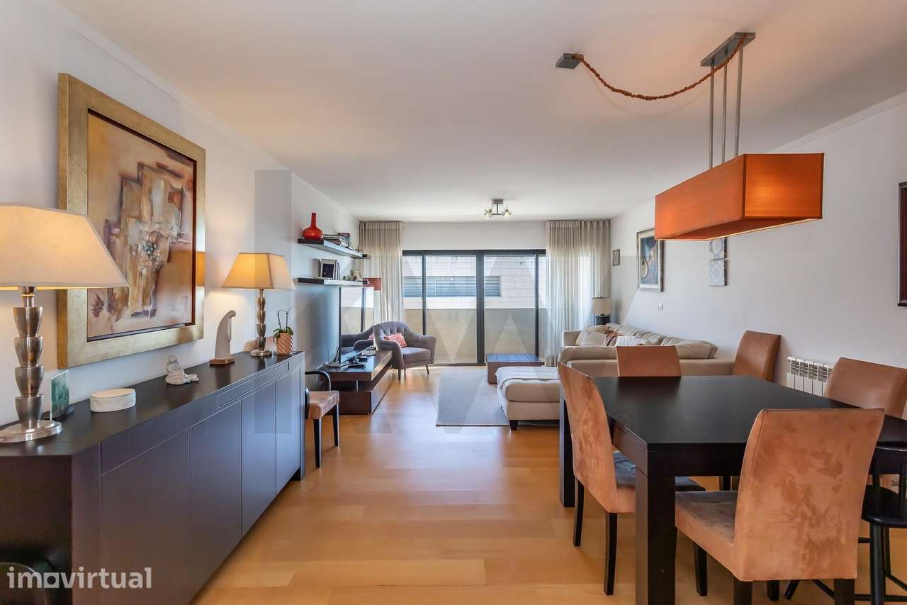 Apartamento T3 com Vista Rio em Algés, 3 Lugares de Estacionamento e A - Grande imagem: 2/49