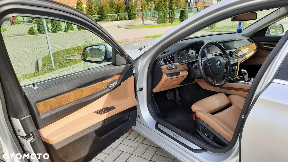 BMW Seria 7 750i - 8